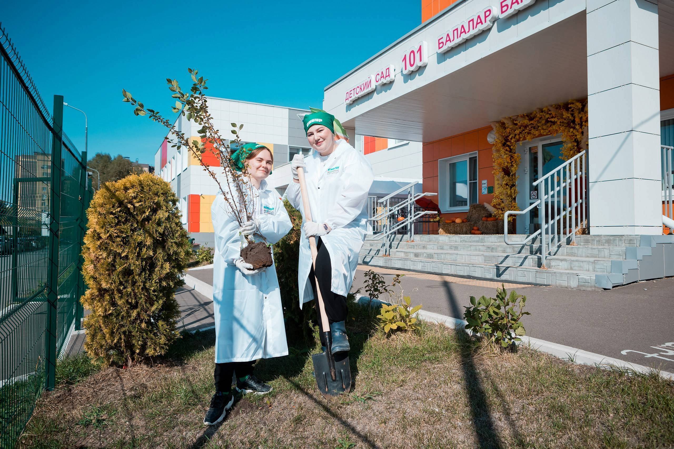 SIBUR's Green Formula volunteers have helped plant greenery outside several kindergartens in Kazan